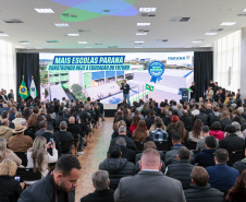 O governador Carlos Massa Ratinho Junior e o secretário da Educação, Roni Miranda, assinam nesta quarta-feira (24), o contrato do programa Mais Escolas Paraná