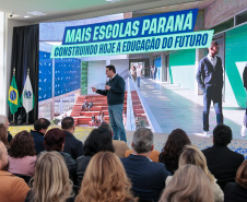 O governador Carlos Massa Ratinho Junior e o secretário da Educação, Roni Miranda, assinam nesta quarta-feira (24), o contrato do programa Mais Escolas Paraná