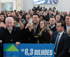 O governador Carlos Massa Ratinho Junior e o secretário da Educação, Roni Miranda, assinam nesta quarta-feira (24), o contrato do programa Mais Escolas Paraná