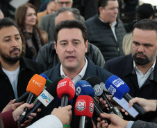 O governador Carlos Massa Ratinho Junior e o secretário da Educação, Roni Miranda, assinam nesta quarta-feira (24), o contrato do programa Mais Escolas Paraná