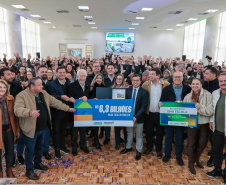 O governador Carlos Massa Ratinho Junior e o secretário da Educação, Roni Miranda, assinam nesta quarta-feira (24), o contrato do programa Mais Escolas Paraná