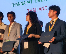 Estudante do Paraná retorna de evento internacional com menção honrosa na categoria de ciências 