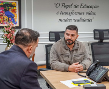 Merendeiro premiado nacionalmente é recebido pelo secretário da Educação