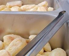 Em oito anos, Paraná investe R$ 2,8 bilhões e diversifica alimentação escolar com orgânicos, frutas nativas e tecnologia de conservação