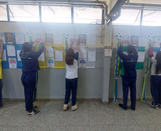 Clima de Copa: escolas estaduais aproveitam febre dos álbuns de figurinhas para impulsionar frequência dos estudantes