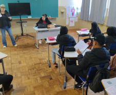 Clima de Copa: escolas estaduais aproveitam febre dos álbuns de figurinhas para impulsionar frequência dos estudantes