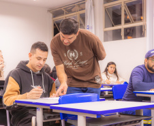 Migrantes de 14 nacionalidades aprendem português em projeto da UEPG