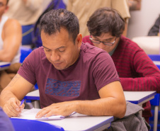 Migrantes de 14 nacionalidades aprendem português em projeto da UEPG