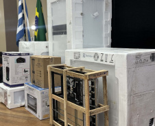 Governo entrega óculos, kits maternidade e equipamentos sociais em 12 municípios do Estado