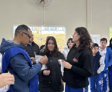 Governo entrega óculos, kits maternidade e equipamentos sociais em 12 municípios do Estado