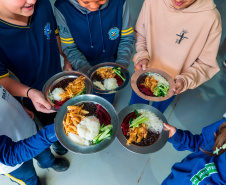 Em oito anos, Paraná investe R$ 2,8 bilhões e diversifica alimentação escolar com orgânicos, frutas nativas e tecnologia de conservação