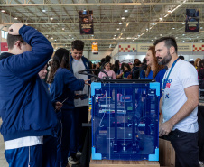 Universo UFPR: feira de cursos aproxima estudantes do Ensino Superi or