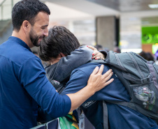 SEED - Ganhando o Mundo: abraços e reencontros marcam a volta de 25 alunos do Reino Unido