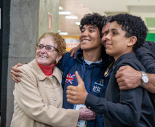 SEED - Ganhando o Mundo: abraços e reencontros marcam a volta de 25 alunos do Reino Unido