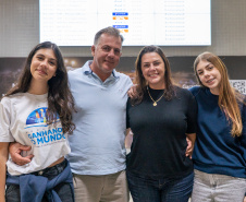 SEED - Ganhando o Mundo: abraços e reencontros marcam a volta de 25 alunos do Reino Unido