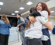 SEED - Ganhando o Mundo: abraços e reencontros marcam a volta de 25 alunos do Reino Unido