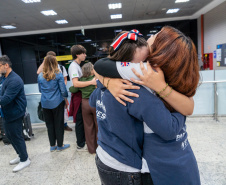 SEED - Ganhando o Mundo: abraços e reencontros marcam a volta de 25 alunos do Reino Unido