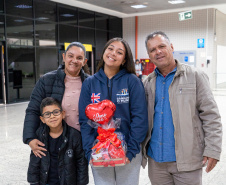 SEED - Ganhando o Mundo: abraços e reencontros marcam a volta de 25 alunos do Reino Unido