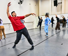 Teatro Guaíra oferece curso gratuito de técnicas corporais para artistas do movimento"