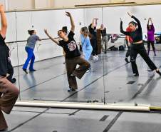 Teatro Guaíra oferece curso gratuito de técnicas corporais para artistas do movimento"