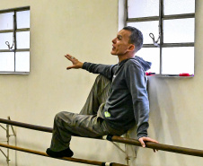 Teatro Guaíra oferece curso gratuito de técnicas corporais para artistas do movimento"