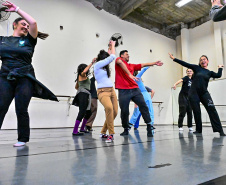 Teatro Guaíra oferece curso gratuito de técnicas corporais para artistas do movimento"