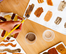  MON promove oficina especial com tintas naturais para o público 60+