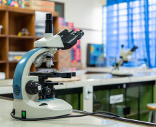 Estudantes Surdos transformam óleo usado em pesquisa científica no Paraná