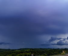 TEMPESTADES RETORNAM AO PARANÁ, COM VOLUMES DE CHUVA MAIS EXPRESSIVOS NA FAIXA CENTRAL