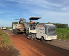 Serviços de conservação na PR-445 entre Bela Vista do Paraíso e Primeiro de Maio