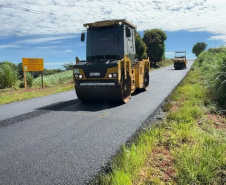 Serviços de conservação na PR-445 entre Bela Vista do Paraíso e Primeiro de Maio