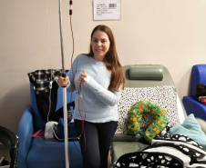 Leisse Vieira, de 43 anos, é portadora de Talassemia Major, uma doença genética rara em que a medula produz glóbulos vermelhos com defeito, gerando a necessidade de transfusões de sangue periódicas a cada três ou quatro semanas.
