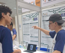 Estudantes Surdos transformam óleo usado em pesquisa científica no Paraná