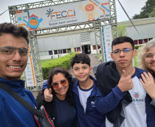 Estudantes Surdos transformam óleo usado em pesquisa científica no Paraná