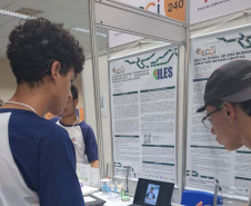 Estudantes Surdos transformam óleo usado em pesquisa científica no Paraná
