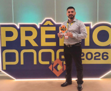 Merendeiro premiado nacionalmente é recebido pelo secretário da Educação