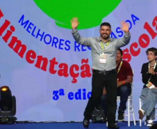 Merendeiro premiado nacionalmente é recebido pelo secretário da Educação