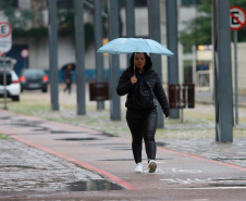 DUAS FRENTES FRIAS EM TRÊS DIAS TRAZEM CHUVA NOVAMENTE AO PARANÁ