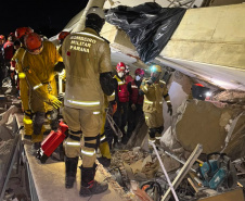 Brasil mantém força-tarefa dos bombeiros em busca de sobreviventes a dois dias do fim da janela de resgate