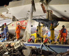 Brasil mantém força-tarefa dos bombeiros em busca de sobreviventes a dois dias do fim da janela de resgate