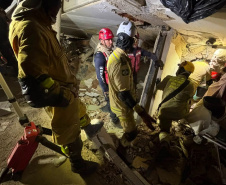 Brasil mantém força-tarefa dos bombeiros em busca de sobreviventes a dois dias do fim da janela de resgate