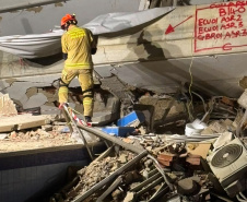 Brasil mantém força-tarefa dos bombeiros em busca de sobreviventes a dois dias do fim da janela de resgate