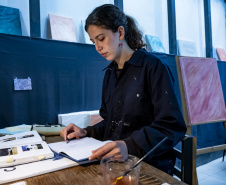 Paisagem, memória e pertencimento: Conheça Aline Bittar Künzel, nova residente artística do Museu Casa Alfredo Andersen