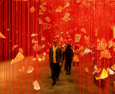 Obra de Chiharu Shiota inspira encontros do Arte para Maiores de se tembro