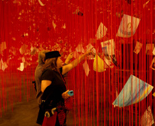 Obra de Chiharu Shiota inspira encontros do Arte para Maiores de se tembro