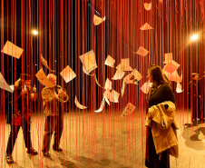 Obra de Chiharu Shiota inspira encontros do Arte para Maiores de se tembro