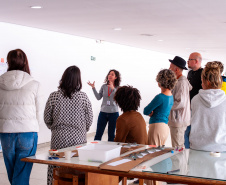 Encontro do MON na Escola de Agosto explora pintura com chicote, unindo diferentes técnicas artísticas