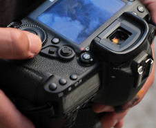Programação educativa no MIS-PR conta com visita guiada noturna e conversa sobre fotojornalismo