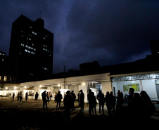 Programação educativa no MIS-PR conta com visita guiada noturna e conversa sobre fotojornalismo