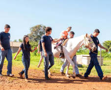 Universidades estaduais oferecem terapia com cavalos para crianças com dificuldades motoras e condições neurológicas